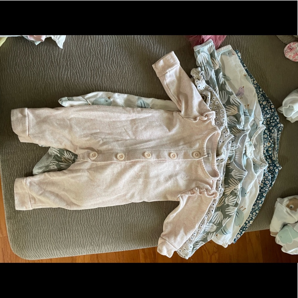 Onesies bundle. 5 pieces in good condition 3-6months.